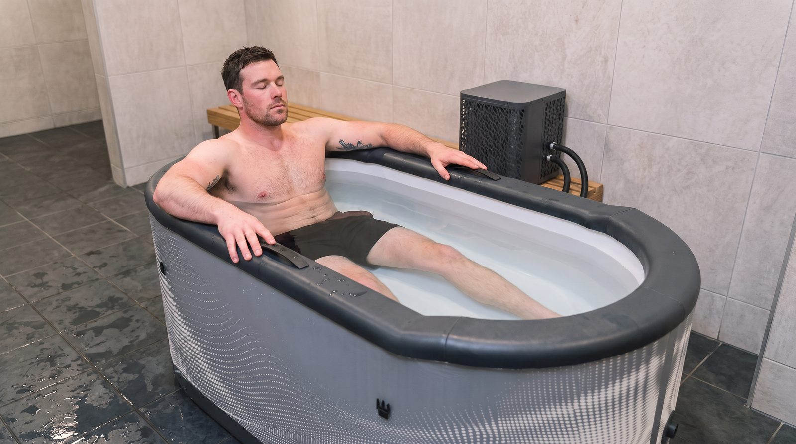 Persona entrando de forma progresiva en un baño de hielo respirando con calma