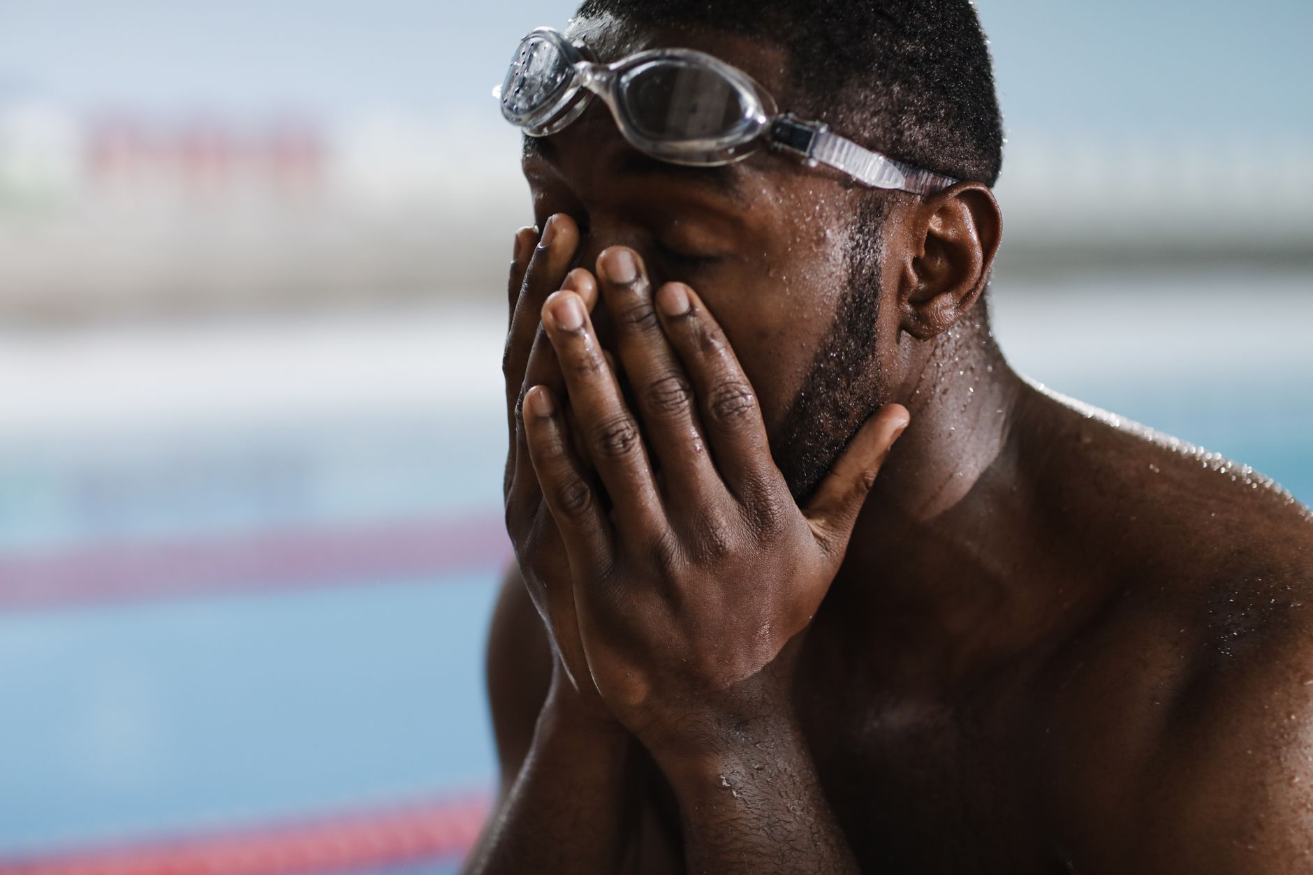 Cómo quitar las agujetas: deportista recuperando tras un entrenamiento intenso