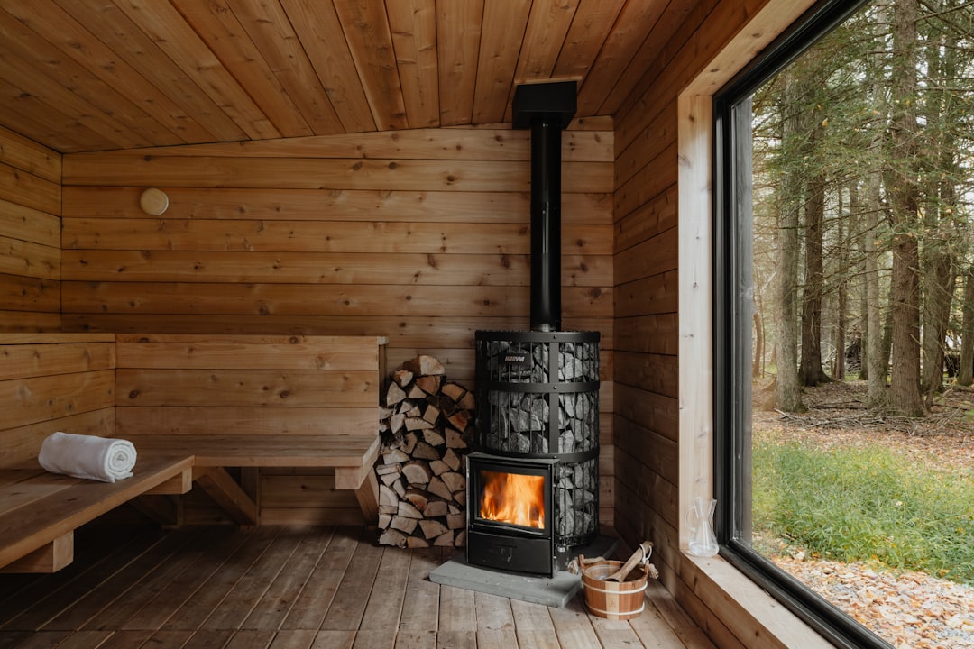 Interior de sauna finlandesa de leña con vistas al bosque