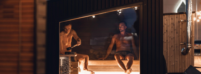 Dos socios conversando dentro de la sauna